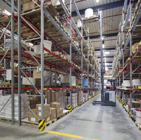Edgings are stocked in the distribution warehouse on six tiers. During storage, the forklifts rise to a height of eight meters.