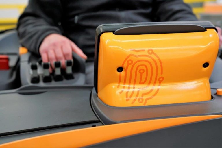 Test + video: Crown ESR 1000 – New dimensions - Logistics Inside ...